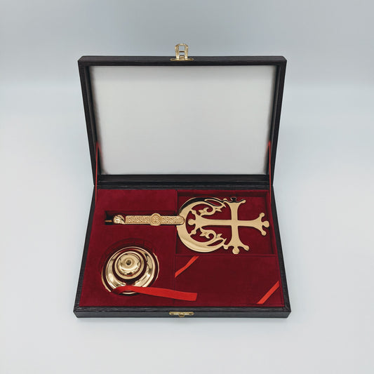 Μεταλικός επιτραπέζιος σταυρός σε χρυσό χρώμα της Ιεράς Μονής Χιλανδαρίου