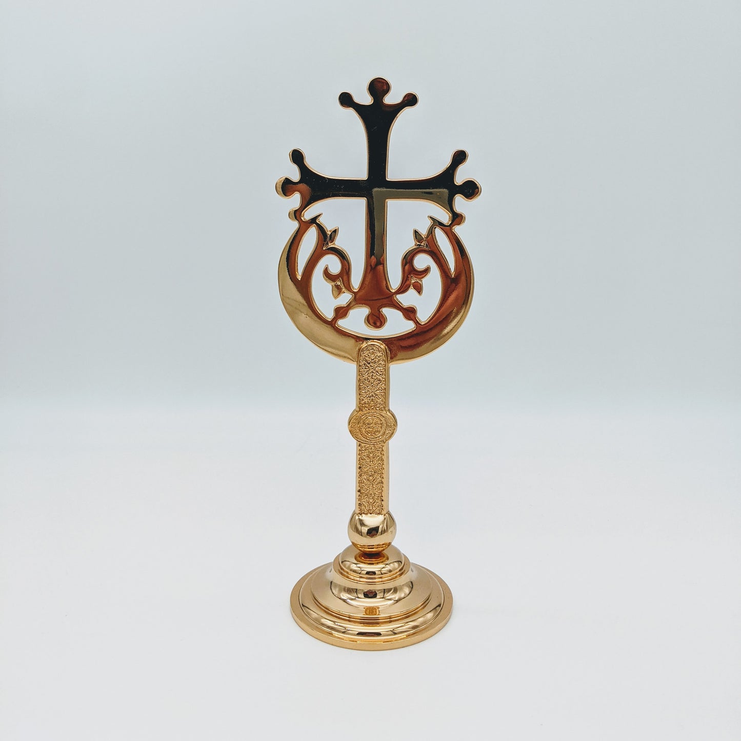 Μεταλικός επιτραπέζιος σταυρός σε χρυσό χρώμα της Ιεράς Μονής Χιλανδαρίου